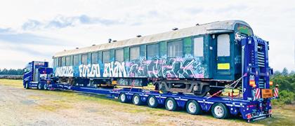 The railway vehicle for semi-trailers