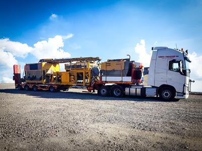MultiMAX is a particularly wide and varied range of semi-trailers, from 2 to 10 axles and extensible up to more than 50 metres with the possibility of adding a large number of options. The economical and flexible solution to a multitude of transport needs in the road construction sector.