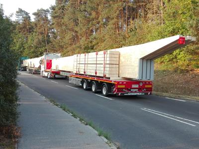 2 to 6-axle flatbed trailer, extendable to 65 metres.