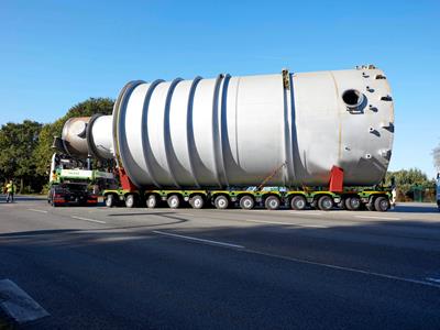 Semirimorchio CombiMAX per il trasporto di materiali lunghi e carichi pesanti.