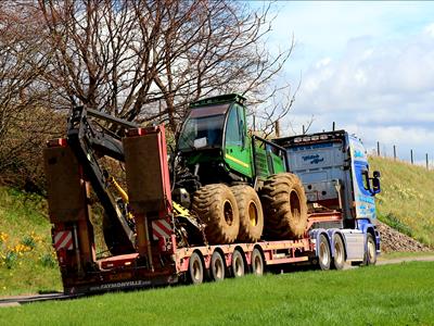 Trailer designed for the transport of forestry machines (harvester, skidder, forestry carrier,...) and agricultural machines (tractors, combine harvester,...).