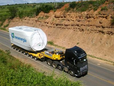 The CombiMAX can be used flexibly for a wide range of transport goods.  Here the CombiMAX transports a component for a wind turbine. Comparable models are the Eurocompact from Nicolas and the THP from Goldhofer.