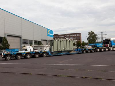 Low-bed trailer with 8 axle lines from the manufacturer Faymonville is ideal for transporting heavy goods from the energy sector, e.g. a transformer. Related products are the THP from Goldhofer and the Eurocompact from Eurocompact.