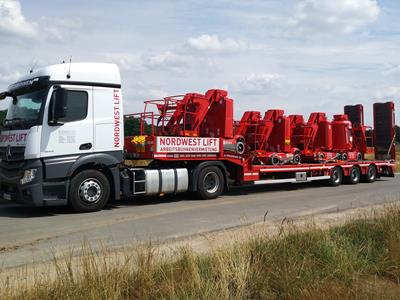 The MultiMAX with 3 axles easily transports several working platforms. The loading of the vehicle is simplified by the ramps. The all-rounder from Goldhofer or the OSD and the MCO from Nooteboom could be compared to the MultiMAX Plus.