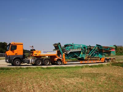 GigaMAX 4 axle low bed trailer with extendable girders. Comparable products are the Eurocompact by Scheuerle and Nicolas, the Euro Lowbed by Nooteboom, the STZ by Goldhofer, the Vario and the Panther by Doll