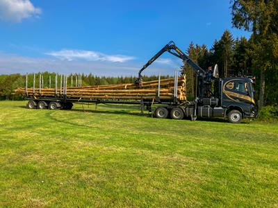 Semi-remorque plateau pour le transport de bois courts et de grumes.