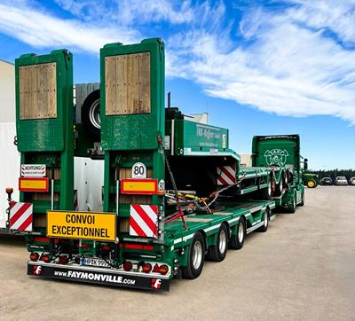 The MultiMAX semi low loader even has a hydraulically widenable loading area