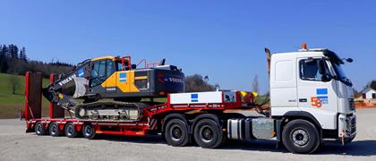 When transporting drilling rigs and excavators through Switzerland, the Swiss specialists rely on the hydraulically power-steered 4-axle semi low loader from Faymonville.