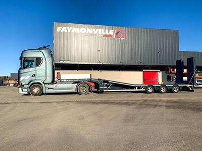 This stepframe trailer type Faymonville MultiMAX has a lifting platform for loading machines onto the gooseneck.