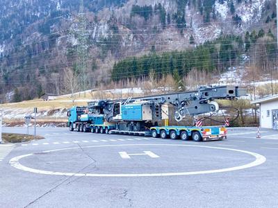 Für den Transport eines LR44-Bohrgeräts von der Liebherr-Produktionsstätte in Österreich zum Standort Orllati fügten die Schweizer Spezialisten eine Joker-Achse hinzu, um eine 4+5-Kombination zu bilde