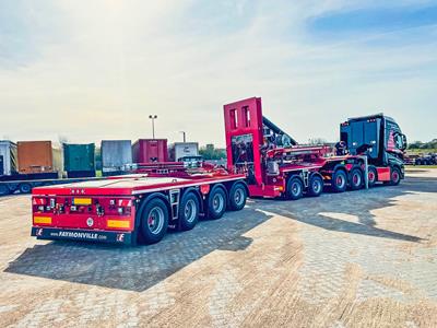 The global player Mammoet ordered and received another package of three FlexMAX self-steering trailer combinations with blade adapters from Faymonville.