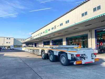 The new WingMAX telescopic flatbed trailers are used to transport the XXL elements over long distances.