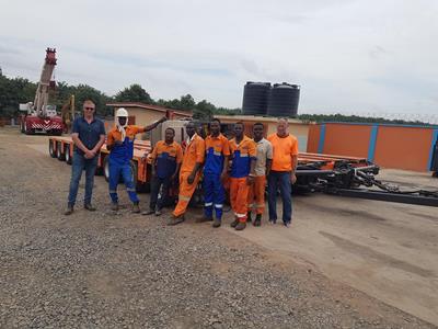 The team from Monpe Ventures (far right: owner Peter Everett) was given detailed training by Faymonville instructor Jef (far left) prior to the project.