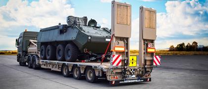 Niskopodwoziowa ładowarka MultiMAX do transportu sprzętu wojskowego.