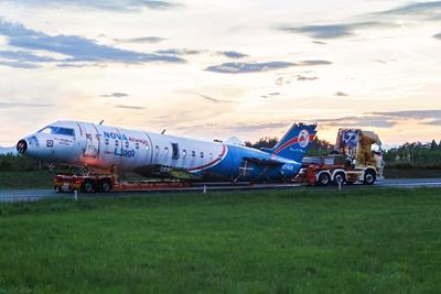 A Bombardier CRJ 200 has been transported on a 2-axle lowbed trailer