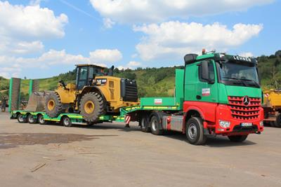 The MultiMAX low loader from Lehnen is equipped with an excavator trough and wheel recesses
