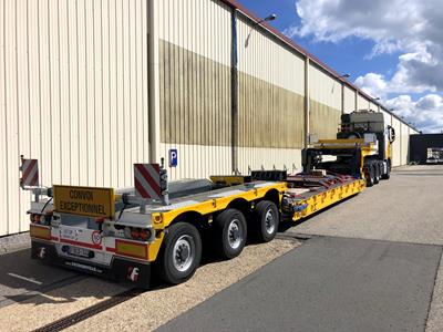 The loading platform of the low bed trailer with a length of 8,000 mm can be extended by additional 9,700 mm.