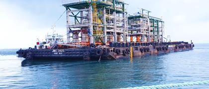 A ModulMAX helps to assemble an offshore drilling platform in Vietnam