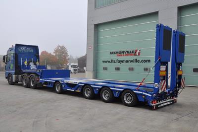 A 1+3-axle semi low loader of the type MultiMAX is now also used at Kögl for the mobile material treatment.
