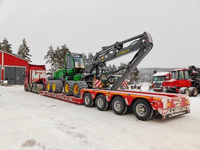 The MegaMAX lowbed trailer plays a leading role in the Finns' transport tasks. The vehicle can take payloads of up to 52 tonnes and with special authorisation even up to 67 tonnes.