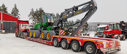 Der MegaMAX Tiefbett-Auflieger nimmt bei den Transportaufgaben der Finnen eine zentrale Rolle ein. Das Fahrzeug kann bis zu 52 Tonnen Nutzlast aufnehmen und mit Sondergenehmigung sogar bis zu 67 Tonne