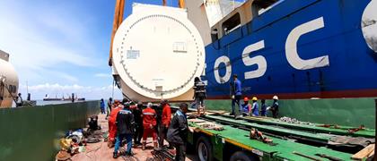 300 tonnes sur 20 lignes d'essieux modulaires ont été transporté du port à travers la nature indonésienne.
