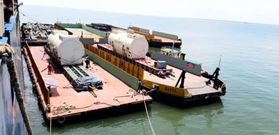 The 300 tons stator arrives by ship and is moved to Bukit Asam in South Sumatra where there is a power plant project.