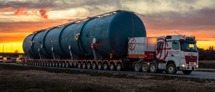 Drie dagen zijn nodig om een 195 ton zware voedingswatertank, rustend op 26 modulaire CombiMAX-aslijnen,te transporteren.