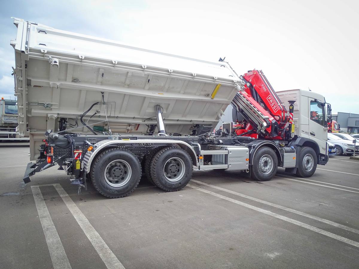 Volvo - Truck with crane - FMX 460 8x4 tridem - Number of axles 4 [43080]