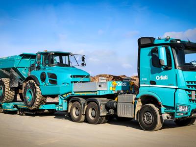  4-axle MultiMAX semi-trailer with hydraulic widening, a pair of wheel recesses between the 1st and 2nd axles and hydraulic ramps into its vehicle fleet.