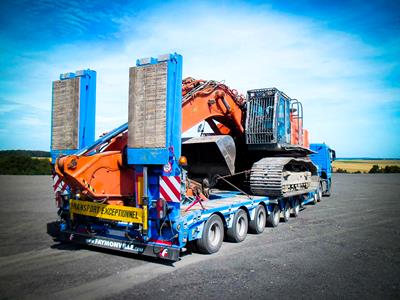 Semi-dieplader met een lage belasting van 2 tot 10 assen, uitschuifbaar tot meer dan 50 meter. De MultiMAX oplegger is daarom de economische en flexibele oplossing voor een veelvoud aan transportbehoeften van bouwmachines.