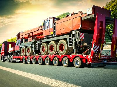 Semirremolque adecuado para el transporte de vehículos elevadores y cargas pesadas. 