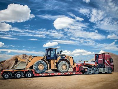 Semi-remorque basse avec une longueur de chargement optimisée pour le transport de machines de carrière