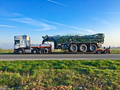 Semirremolque bajo con una longitud de carga optimizada para el transporte de maquinaria agrícola.