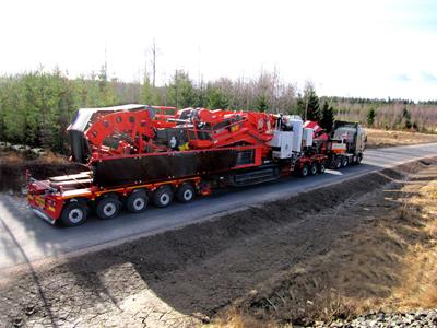 Lowbed with removable 1-4 pendle-axle bogie between the gooseneck and the lowbed