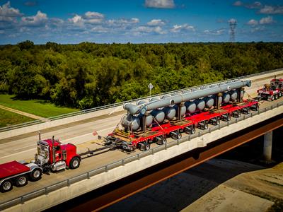 Naczepy modułowe DualMAX są używane do transportu towarów o dużych gabarytach, długich i ciężkich.