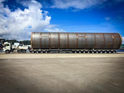 Transporte de un tubo largo de acero con un semirremolque CombiMAX de 14 ejes. 