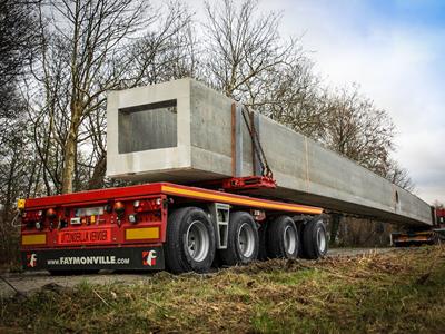 De FlexMAX is uitgerust met een verstelbaar stuursysteem dat het tractievoertuig onafhankelijk van elkaar volgt.