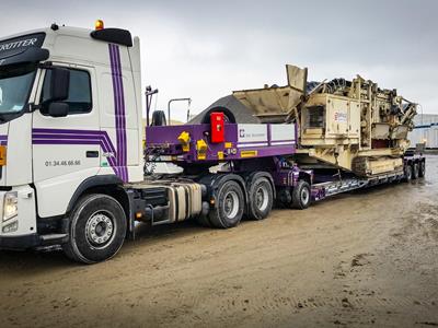 Remolque GigaMAX ideal para el transporte de materiales para la extracción de granito de cantera.