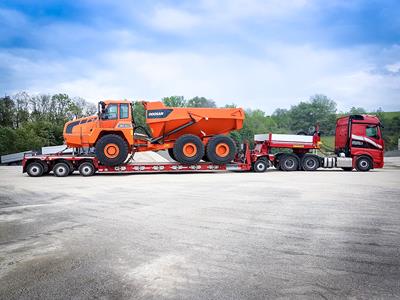 Low bed semi-trailer with 3 to 5 axles and 1-2 integrated pendle-axles in the gooseneck.