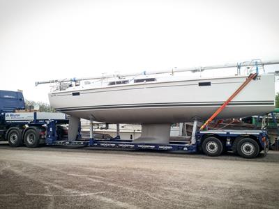 Lowbed semi-trailer with an optimized loading length for transporting ships.