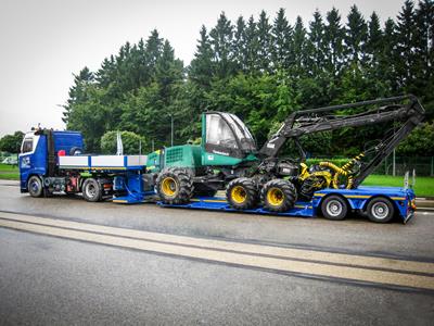 Niska naczepa o zoptymalizowanej długości załadunku do transportu maszyn leśnych (kombajn, zrywarka, zrywarka, transporter leśny).