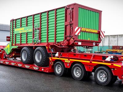 Semirremolque de plataforma baja con una longitud de carga optimizada para el transporte de máquinas en el sector agrícola.