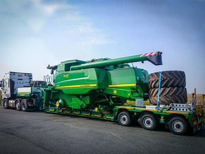 Tiefbett-Sattelauflieger mit optimierter Ladelänge für den Transport von Landmaschinen (Mähdrescher, Traktor, Schlepper, Rübenerntemaschine, Silierwagen, Güllefass).