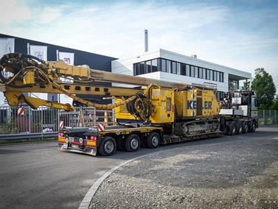 Tiefbett-Sattelauflieger mit optimierter Ladelänge für den Transport von Bohrmaschinen.