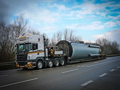 Lowbed semi-trailer with an optimized loading length for the transport of tanks and cisterns.  