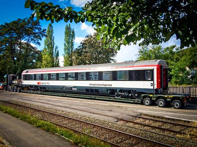 Diepbed oplegger met een geoptimaliseerde laadlengte voor het transporteren van spoorwegmachines 