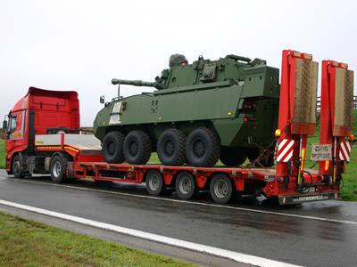 MultiMAX Faymonville, une semi-remorque surbaissée très polyvalente et complète,  adaptée pour le transport d'engins de l'armée. 