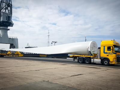 Auf Grund seiner teleskopierbaren Ladefläche, ist der TeleMAX Plateau-Auflieger optimal auf den Transport besonders langer oder sperriger Ladungen ausgerichtet.