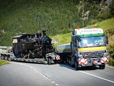 Oplegger met dieplader met draaistel met pendelassen tussen de zwanenhals en het dieplader voor uitzonderlijk transport voor alle soorten wegen. 